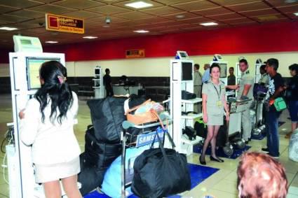 Equipaje y personas en el aeropuerto