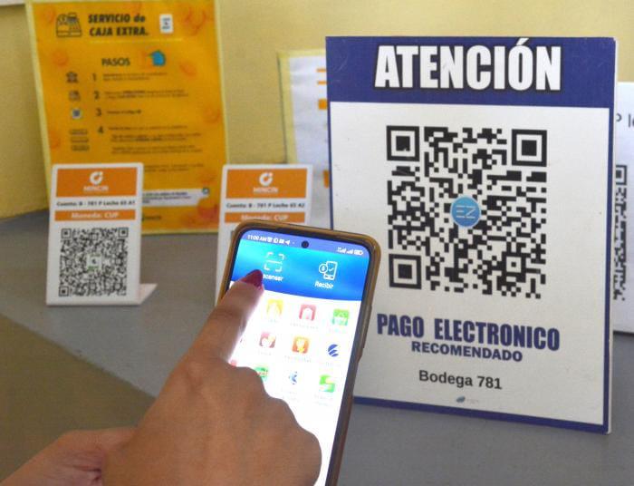 Móvil y cartel con QR para pago electrónico