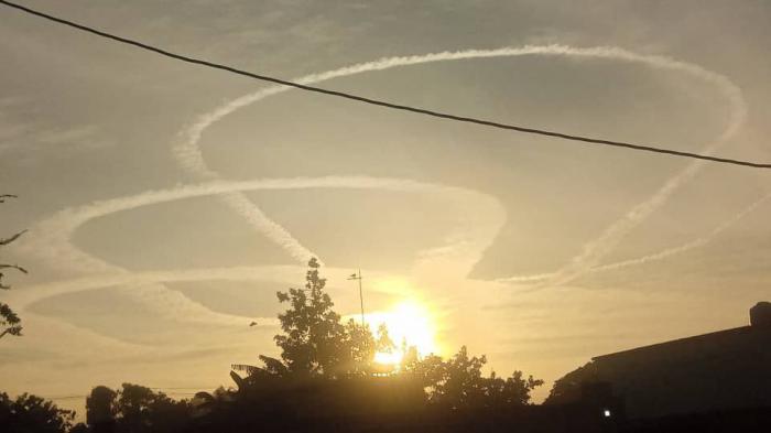 Imágenes en el cielo de La Habana generadas por los gases de escape de un avión procedente de Bogotá