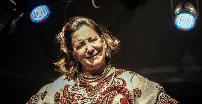 Valia Valdés protagonista de la obra Las penas saben nadar. 