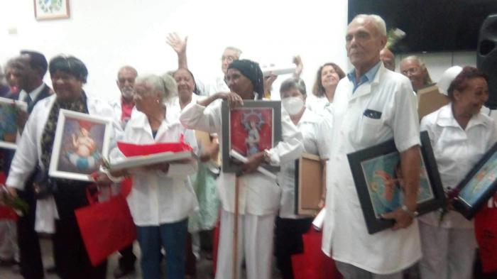 Profesionales reconocidos en el Acto por aniversario del hospital Calixto García