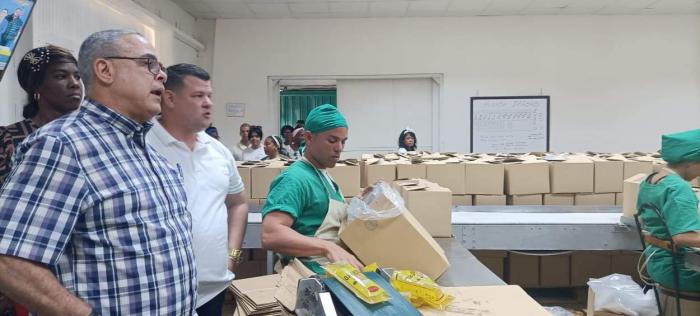 Luis Antonio Torres Iríbar en la aceitera, con los trabajadores