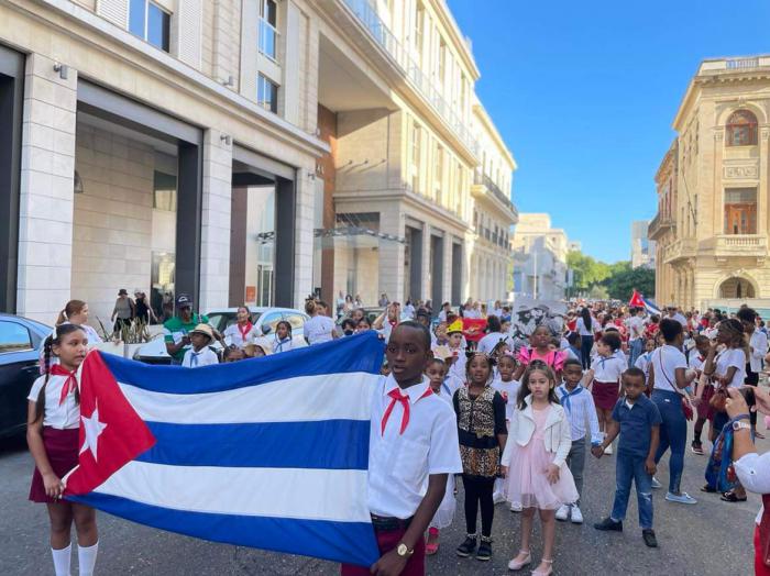 Pioneros de la Enseñanza Primaria rinden homenaje al Apóstol.