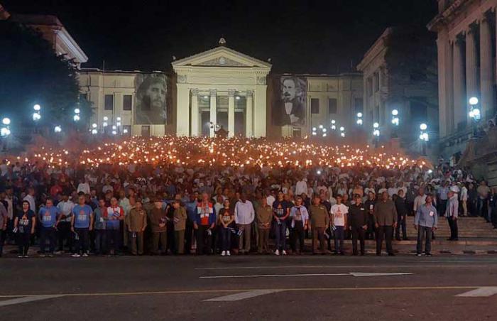 Participantes en marcha de las antorchas