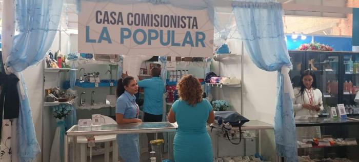 Participantes en la feria con sus productos