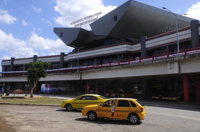 En el área de llegada de la Terminal 3, del aeropuerto internacional José Martí, se modificó el flujo de pasajeros