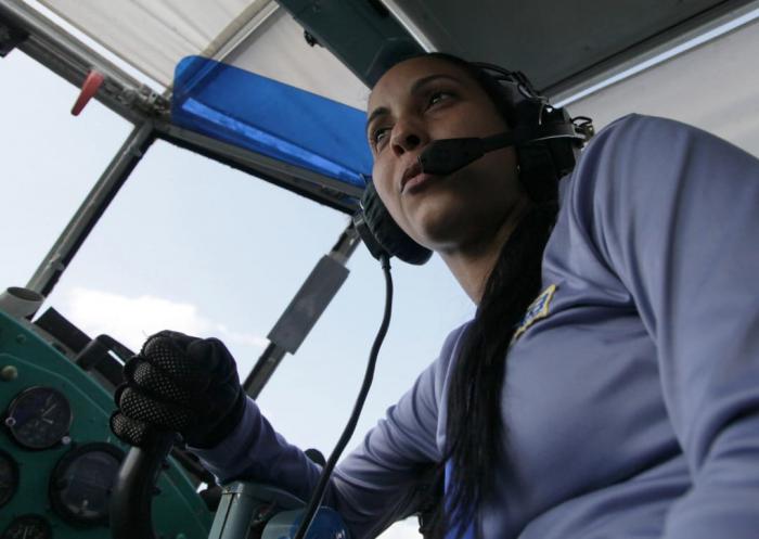 Bleynis Egües Dueñas es piloto de la Empresa Nacional de Servicios Aéreos