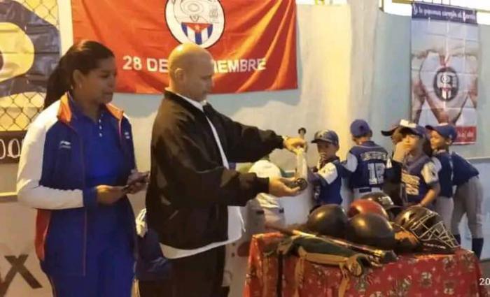 Donanción implementos a equipo infantil de béisbol de San Miguel del Padrón