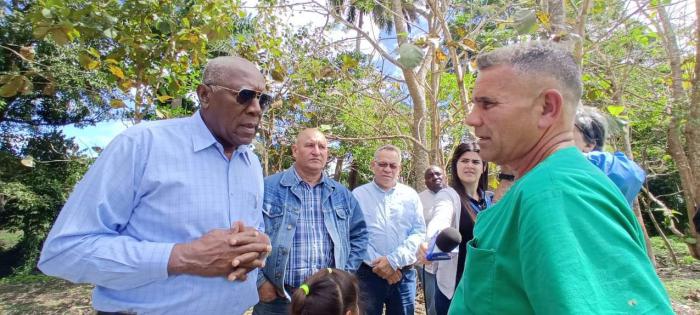 Recorrido de Vicepresidente Valdés Mesa por finca de Arroyo Naranjo