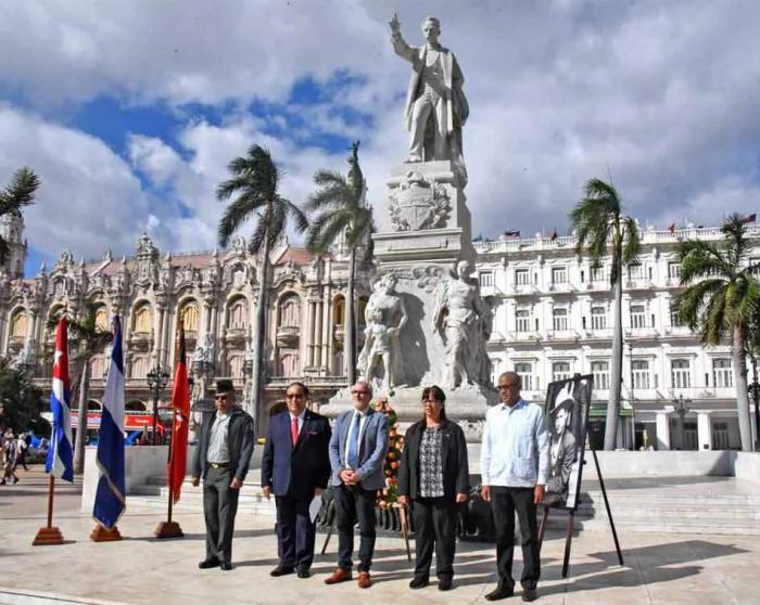 Ante la estatua a José Martí, se recordó al 'general de hombres libres'.