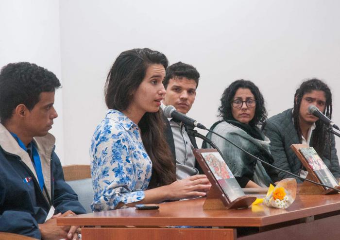 Autora y demás participantes en la presentación del libro sobre autismo El niño perfecto