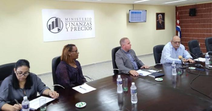 Los ministros de Finanzas y Precios, Energía y Minas, la viceministra de Economía y Planificación y la vicepresidenta de Cimex en Conferencia de prensa.