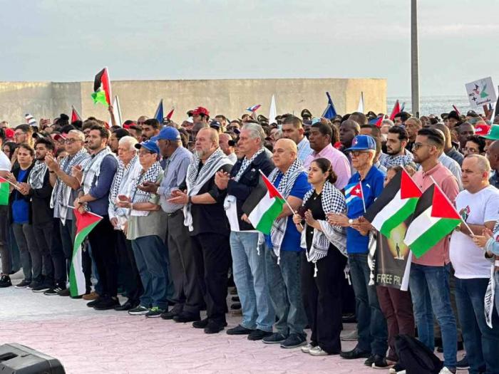 Participantes en el acto en solidaridad con Palestina en La Habana