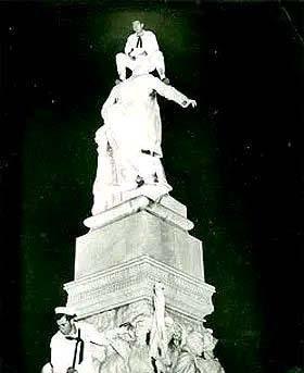 Ultraje al monumento a José Martí en el Parque Central