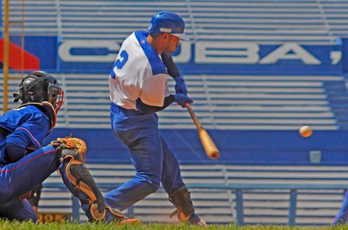Pelotero de Industriales bateando.