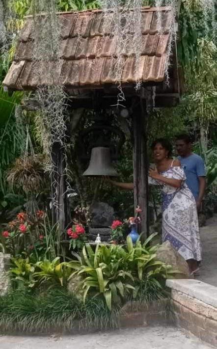 Dos personas tocan la campana del patio