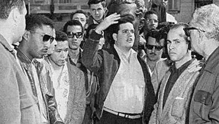 José Antonio Echeverría junto a otros estudiantes
