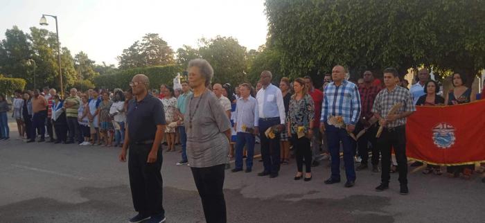 Personas en el acto en homenaje al aniversario 50 de la desaparición física de Lázaro Peña