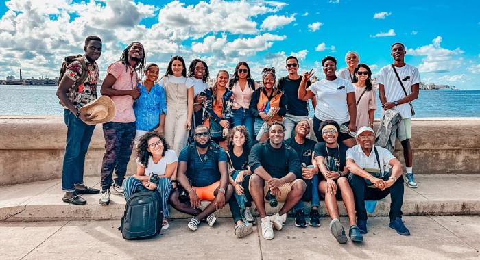 Equipo del Fondo de Arte Joven junto a estudiantes cubanos y haitianos beneficiarios del Programa de Residencias Aca-démicas Haití – Cuba. 