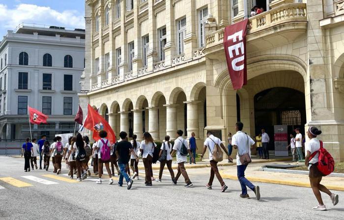 Estudiantes de la capital participaron en la toma simbólica del Museo de la Revolución, como forma de rendir tributo a mártires de los sucesos del 13 de marzo de 1957.