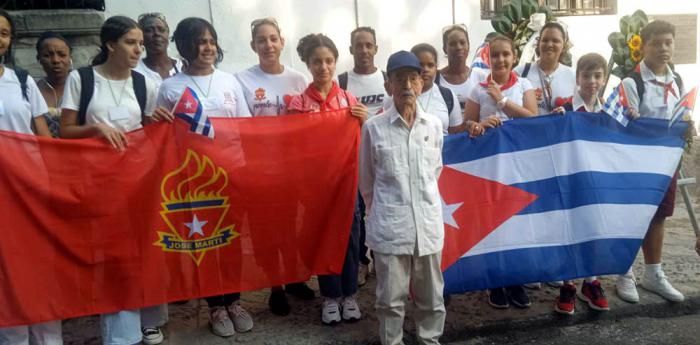 Otto Wilfredo Hernández Fernández junto a las nuevas generaciones