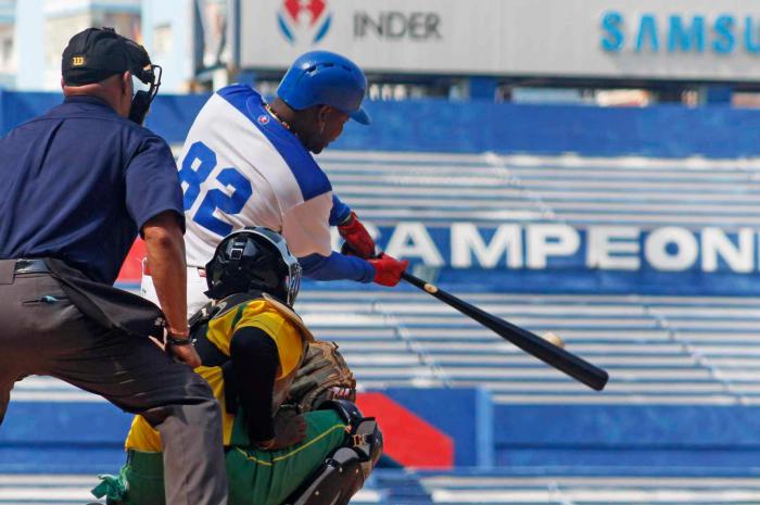Un juego de pelota, Industriales al bate.