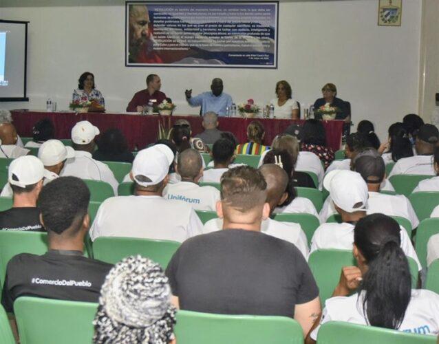 Dialogó Lazo Hernández con trabajadores de Comercio Interior