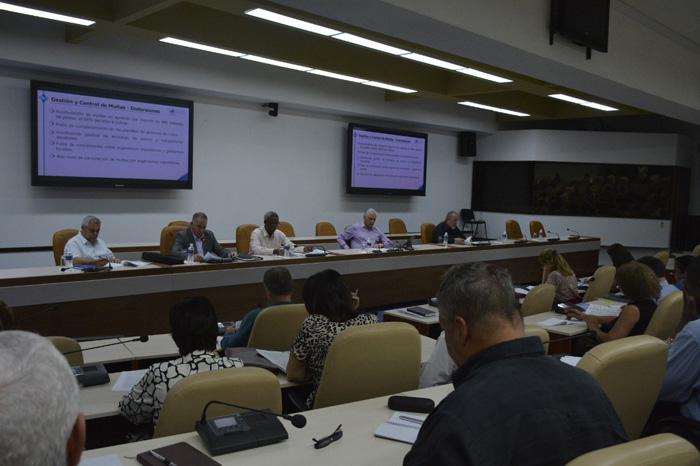 Asiste Presidente cubano a reunión del Ministerio de Finanzas y Precios
