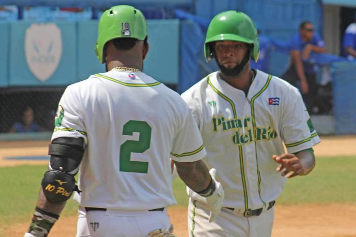 Dos jugadores del equipo de Vegueros, de Pinar del Río.