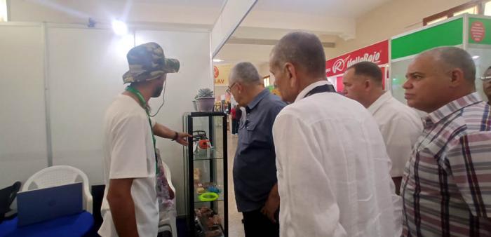 Recorren autoridades habaneras salones de Fiagrop 2024
