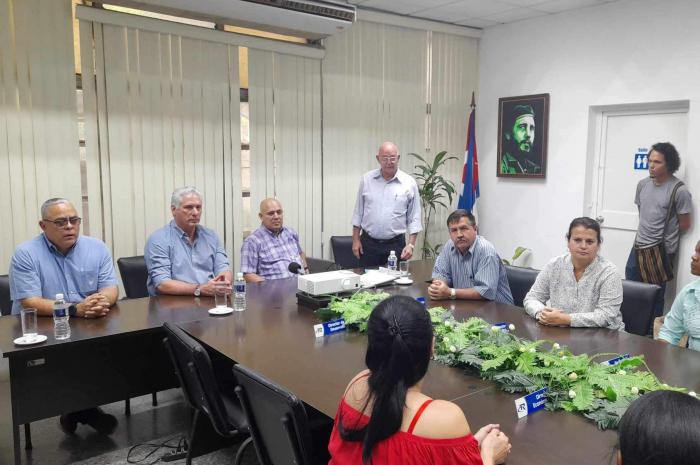 Miguel Díaz-Canel recibió una explicación sobre la producción y el destino de las unidades que aquí se ensamblan.