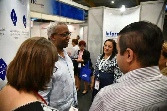 Recorre Joel Queipo Feria Internacional de Informática