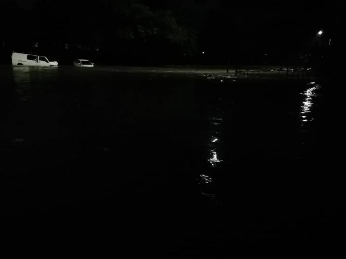 Carros atrapados en la inundación en el puente sobre el río Luyanó