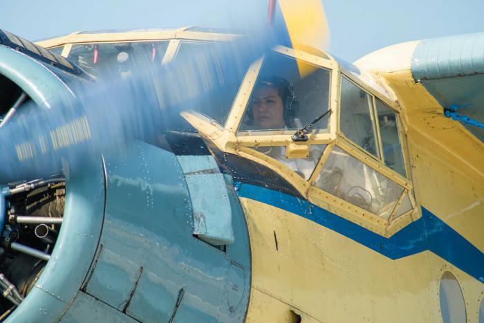 Laura piloteando un avión