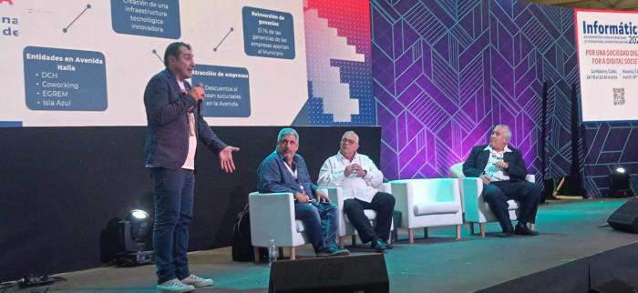 Michele Curto, presentó el proyecto Autopista Digital, durante la XIX Convención y Feria Internacional Informática 2024, celebrada recientemente en La Habana.