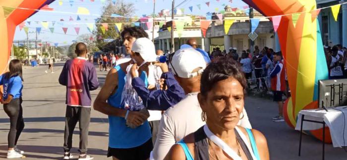 A la llegada a la meta cada corredor recibía su medalla de participación.