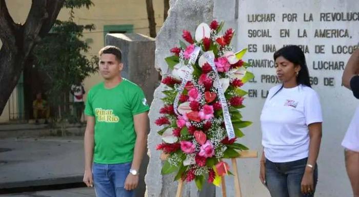 Los delegados al XII Congreso de la UJC colocaron una ofrenda floral en homenaje al líder estudiantil y antimperialista Julio Antonio Mella.