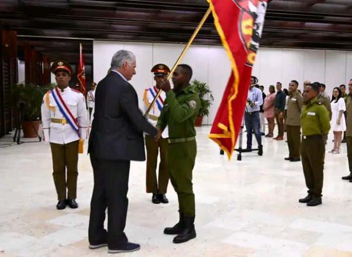 Díaz-Canel entrega Bandera de Honor de la UJC