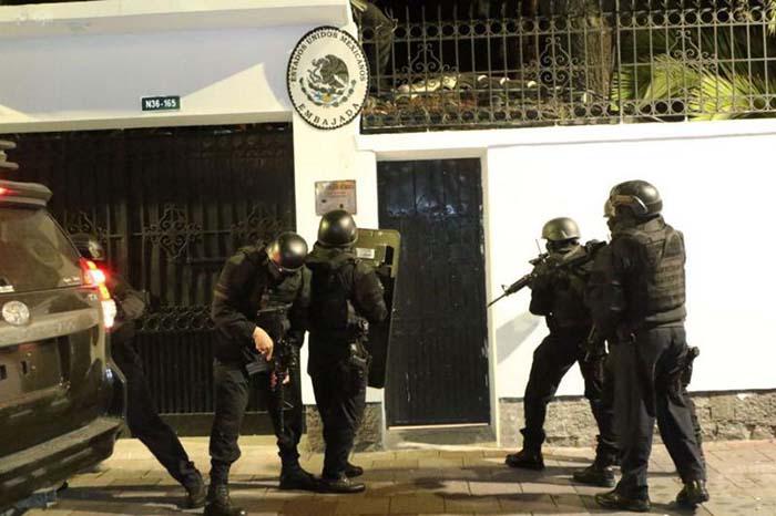 Policía ecuatoriana irrumpe en embajada mexicana en Ecuador