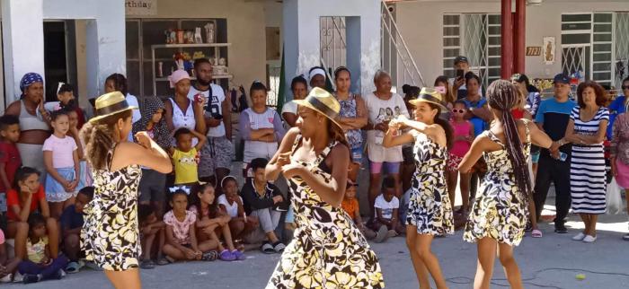 Muchachas bailan ritmo pilón