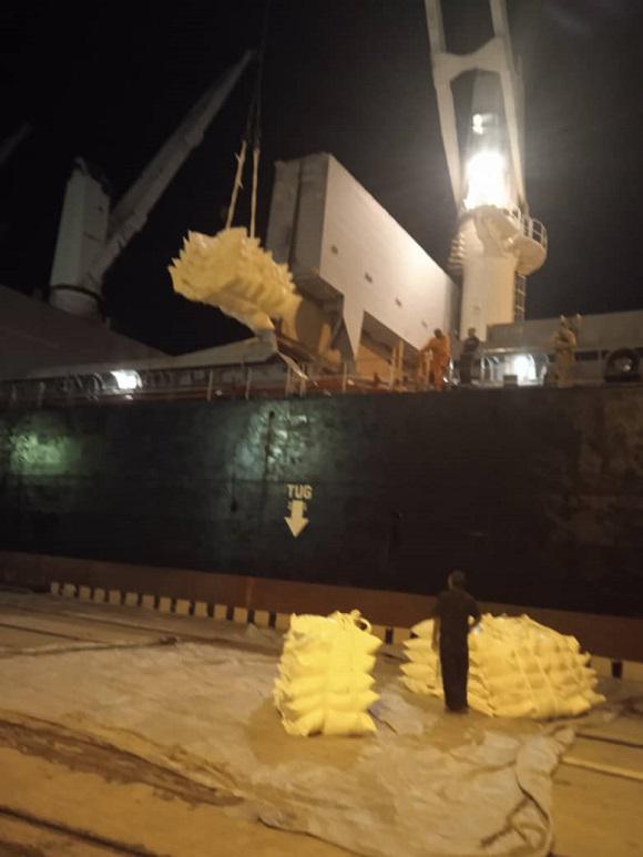 Inicia descargue de harina de trigo en el puerto de La Habana