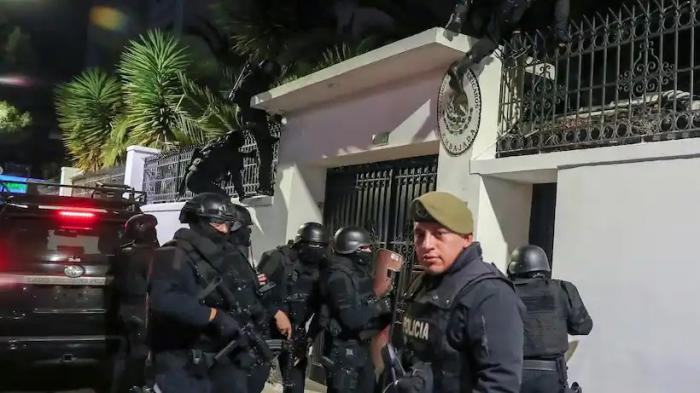 Policía ecuatoriana irrumpe en embajada mexicana en Ecuador