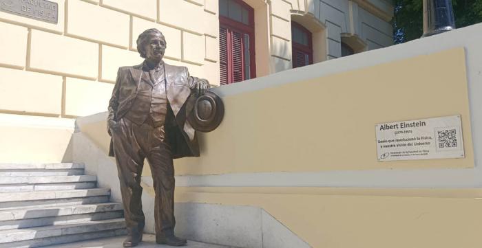 Escultura a Albert Einstein en Facultad de Física de la Universidad de La Habana