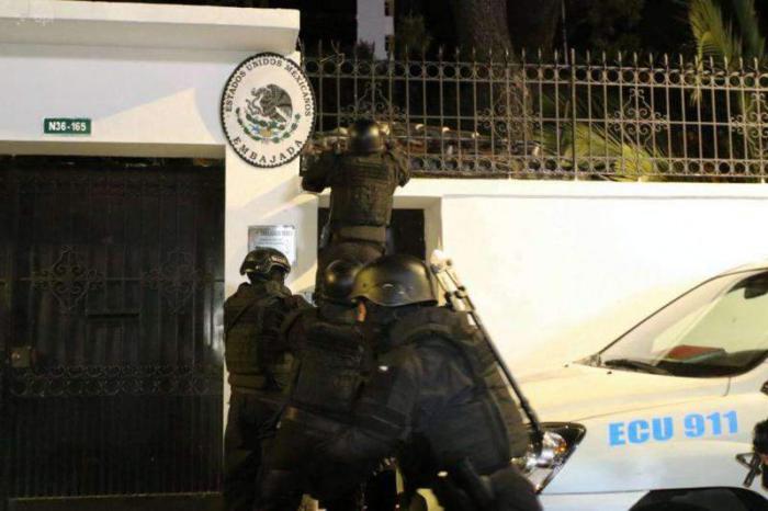 Policía de Ecuador irrumpiendo en la Embajada de México.