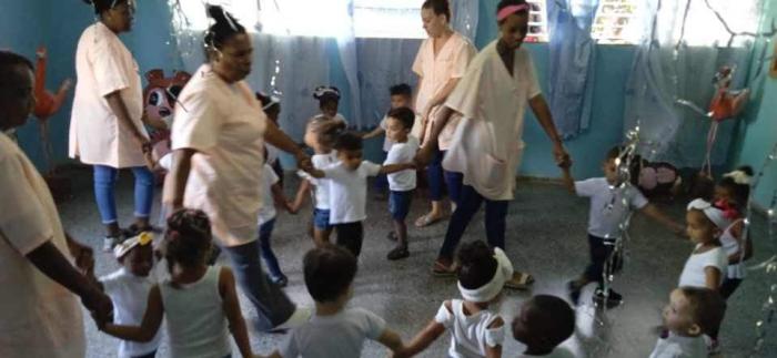 Niños y seños en un ronda.