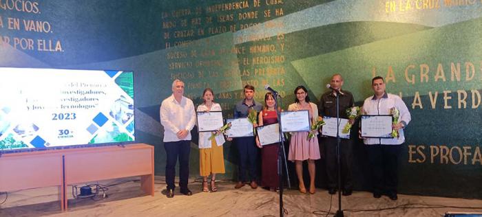 Jóvenes de La Habana entre premiados por labor de investigación
