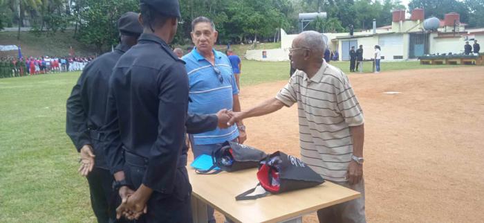 Gloria del deporte cubano, Enrique Figuerola Camué entregó donativo