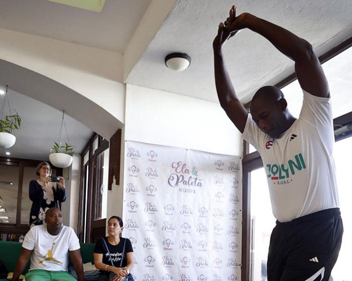 AMDEP9265. LA HABANA (CUBA), 06/04/2024.- El exfutbolista cubano Erick Hernández controla el balón en su intento de récord Guinnes dominando de forma ininterrumpida el balón sólo con los pies, de pie y por 12 horas este sábado, en La Habana (Cuba). EFE/ Ernesto Mastrascusa