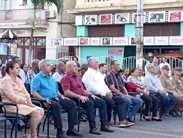 Miguel Díaz-Canel y demás participantes en el acto