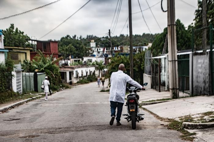 Doctor con una moto